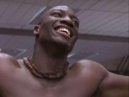 simon adebisi ve içten yırtmaçlı şapkası