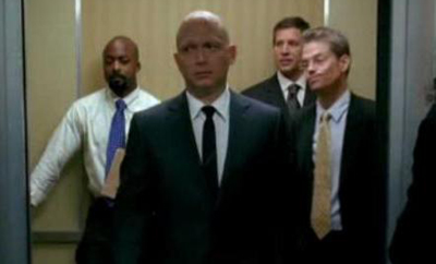 5. Bölüm, Asansör düşmeden önce inerken