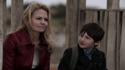 Emma (Jennifer Morrison ve Henry (Jared Gilmore)