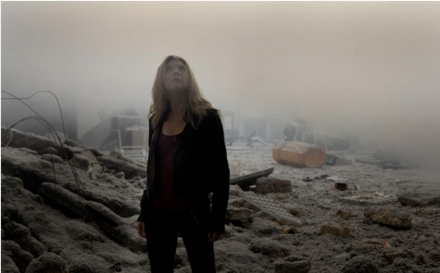 Sarah (Natalie Dormer) da Paul gibi rüyalarında herşeyin küle döndüğü kıyamet manzaraları görüyor