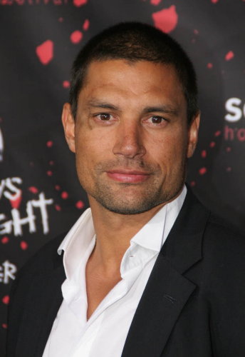 Manu Bennett 