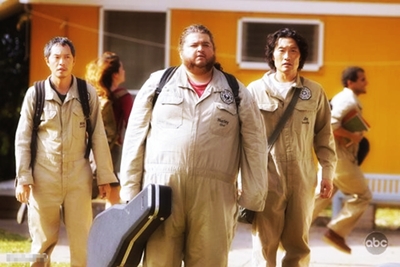 [Miles-Hurley-Jin] arkadakiler koşuşturma içinde 