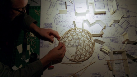 Radzinsky ilerde Desmond'ın yaşayacağı ambarın maketini yapıyor. 