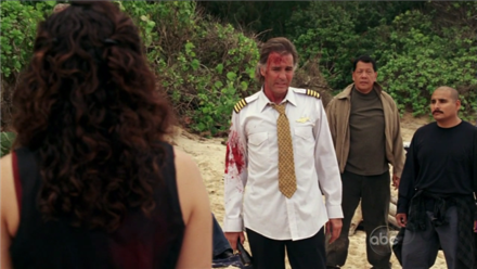 Lapidus kazazedelerle konuşuyor.