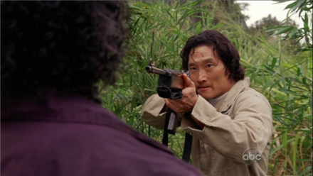 Jin, Sayid'e silah çekmek zorunda kalıyor