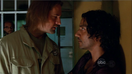 Sawyer, Sayid'i kurtarmak için çok uğraşıyor