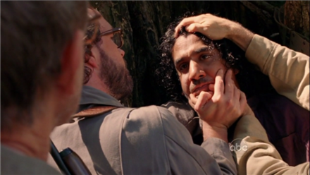 Sayid'e konuşması için ilaç verilmektedir.