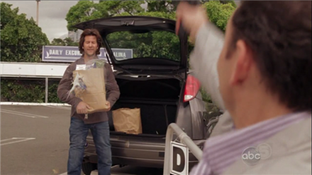 Ben Desmond'ı vurur.