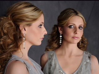 Sarah dizide Bridget Cafferty ve Siobhan Martin adlı ikiz karakterleri canlandırıyor.